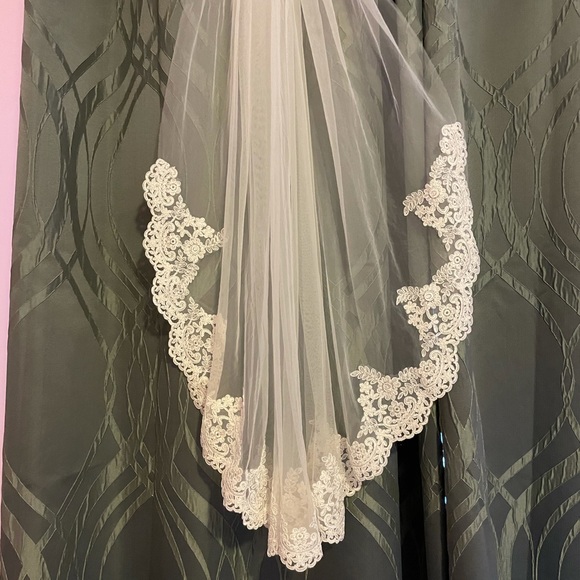 Finger tip length bridal veil. Never worn! - Picture 9 of 11